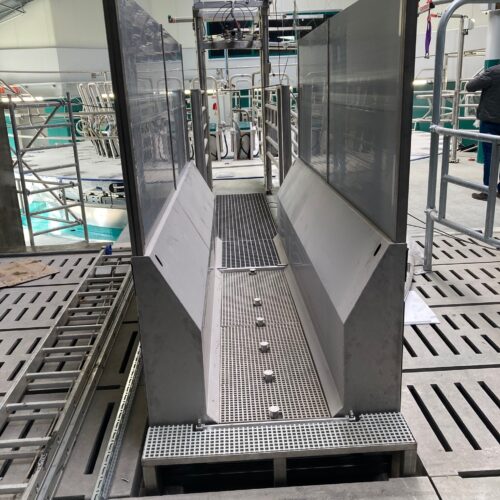 MK:N Freya Eco hoof washing system during commissioning in the cowshed