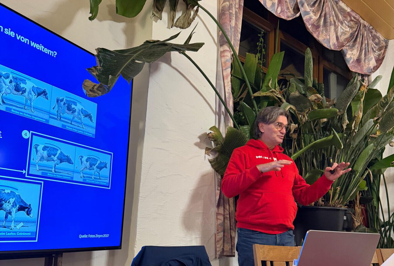 Michael Keller hält einen Vortrag